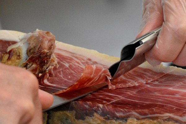 Découvrir l'artisanat authentique du jambon de bayonne